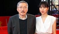 홍상수 '도망친 여자' 베를린영화제 감독상···김민희와 포옹