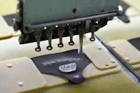 뉴발란스 미국 신발 공장에서 스니커 대신 마스크를 생산하고 있다