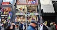 화장품 매장 대신 옷 가게 찾은 중국인들..휠라·MLB 'K패션' 돌풍