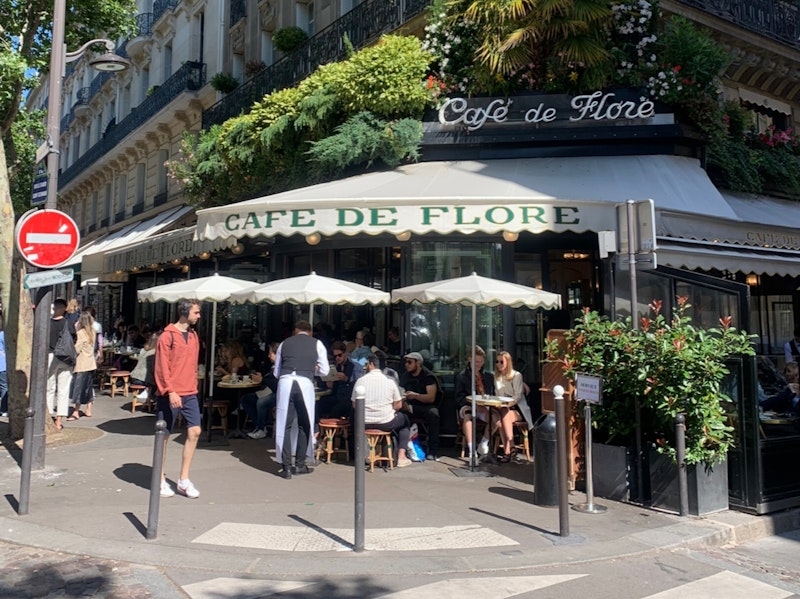파리에 있는 카페들의 좌석방향이 왜 거리를 향하는지 아시나요?